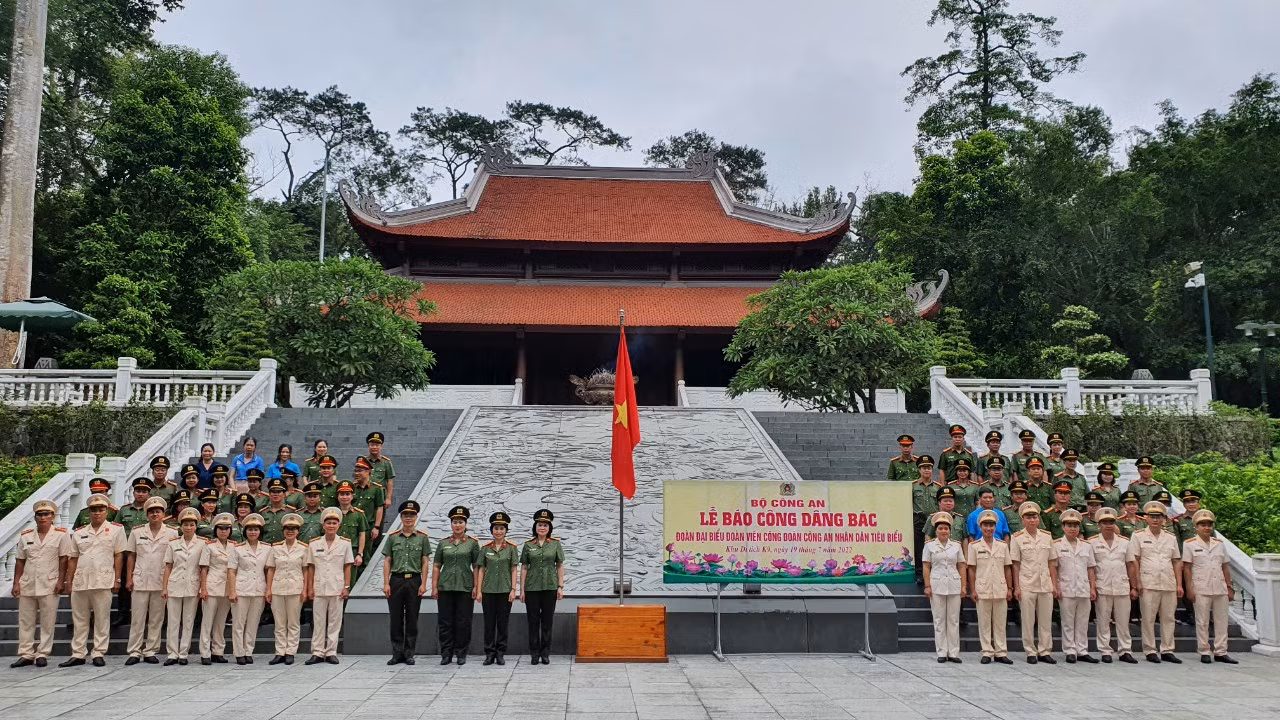 Đoàn đại biểu Công đoàn CAND báo công dâng Bác tại Khu di tích K9 -0