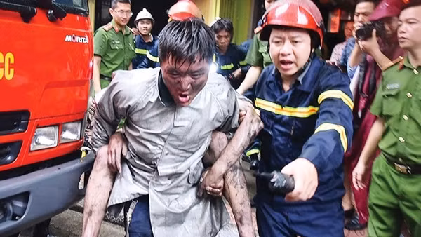 Quên mình cứu người trong biển lửa