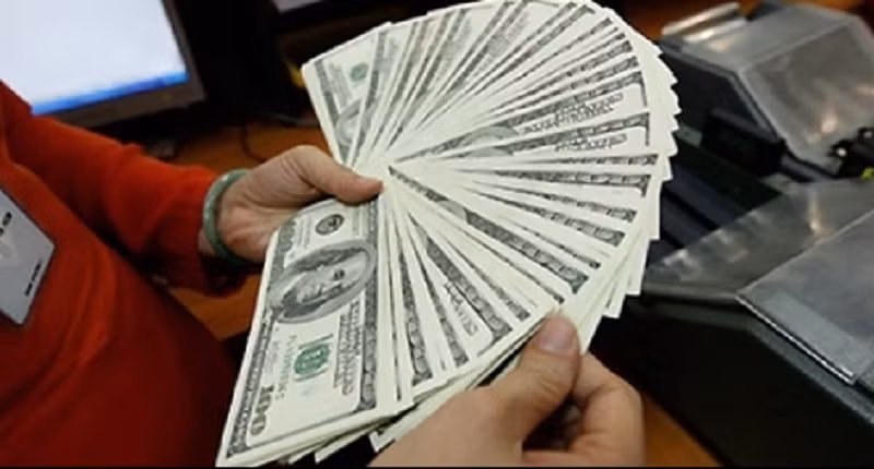 Giá USD lập mốc cao mới, vượt 24.200 đồng -0