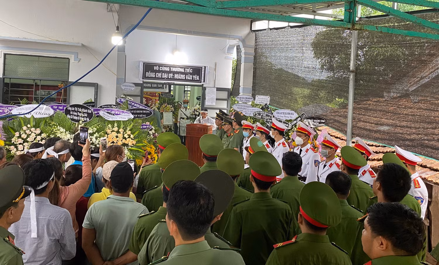 Trao quyết định thăng cấp bậc hàm và hỗ trợ cho gia đình Đại úy Hoàng Văn Yên -0