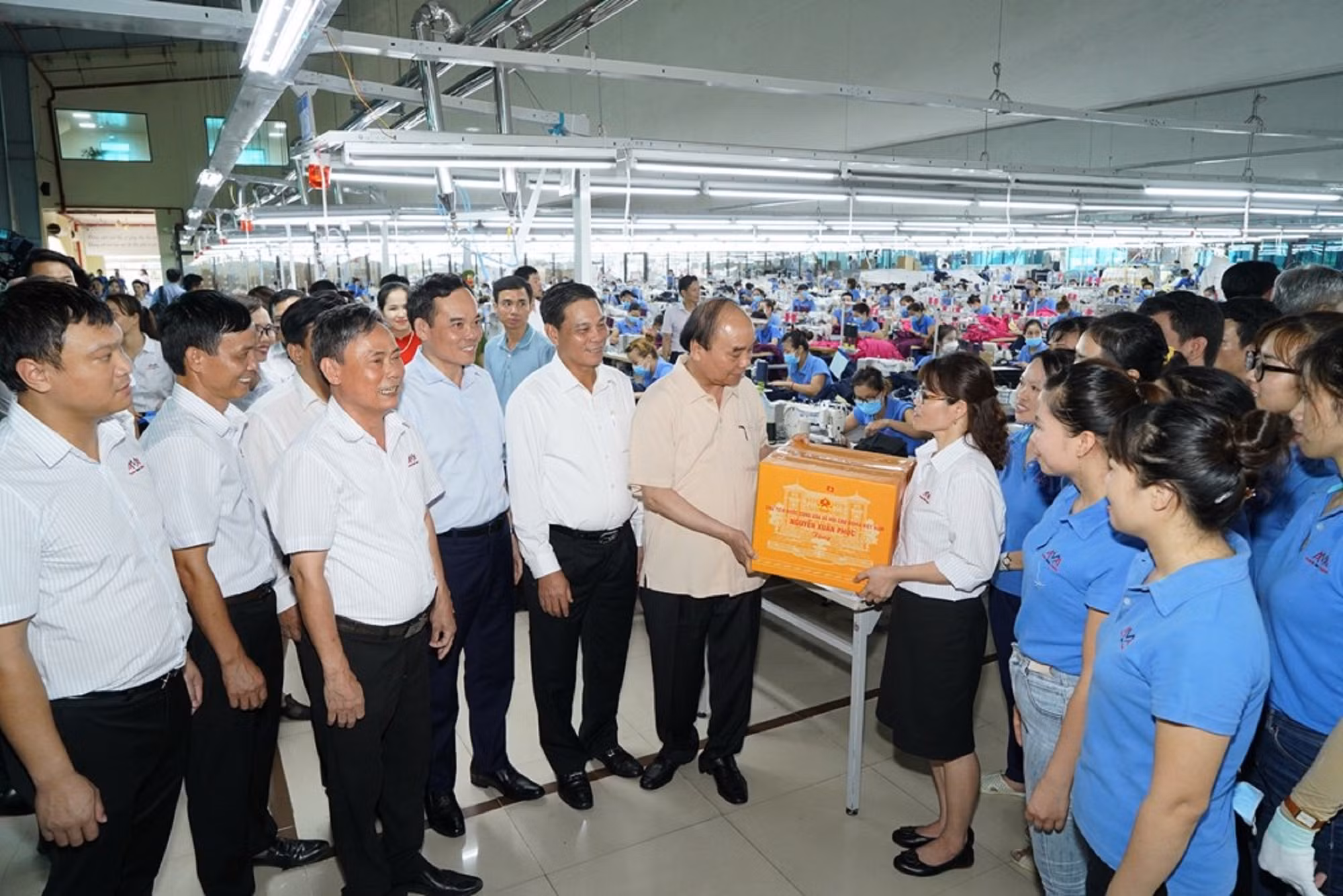 Chủ tịch nước Nguyễn Xuân Phúc thăm doanh nghiệp và cá nhân tiêu biểu tại Hải Phòng -0
