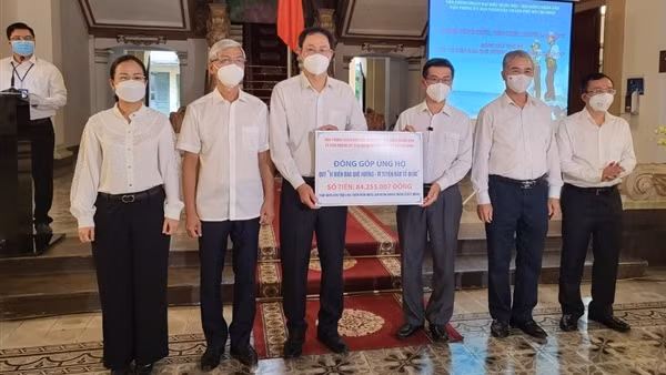 TP Hồ Chí Minh đóng góp ủng hộ Quỹ “Vì biển đảo quê hương - vì tuyến đầu Tổ quốc”