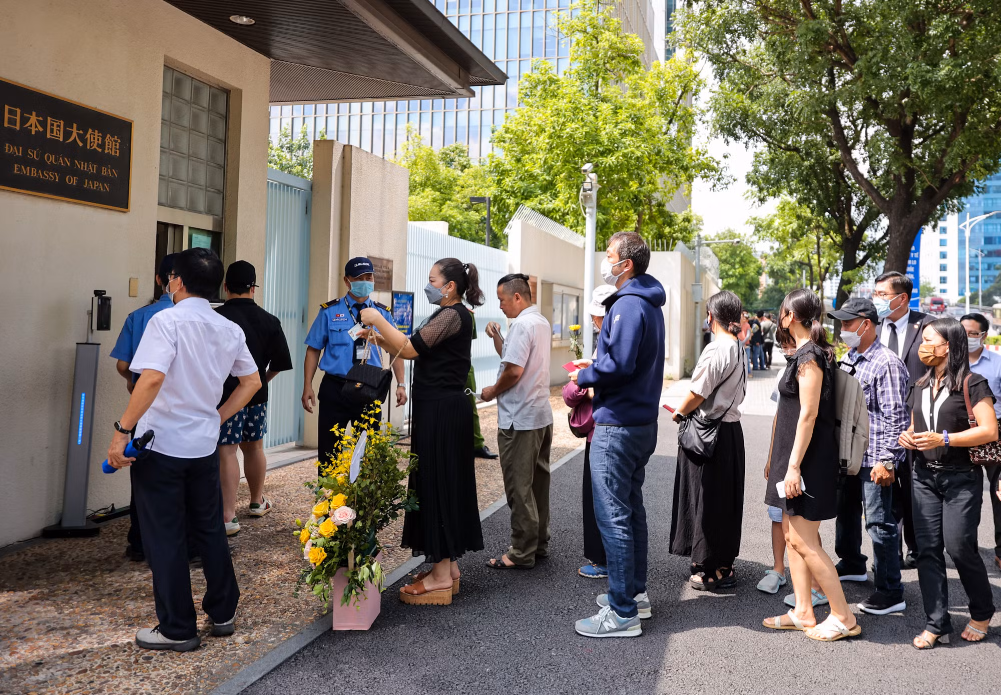 Người dân Việt Nam xếp hàng vào viếng cố Thủ tướng Nhật Bản Abe Shinzo -3