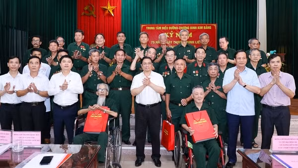 Thủ tướng dâng hương tưởng niệm Chủ tịch Hồ Chí Minh, tri ân anh hùng, liệt sĩ ảnh 13