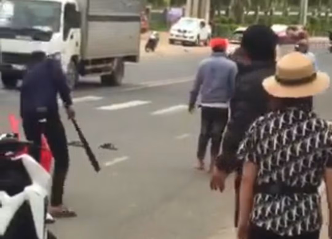 Làm rõ hai nhóm thanh niên dùng hung khí rượt đuổi nhau giữa phố -0