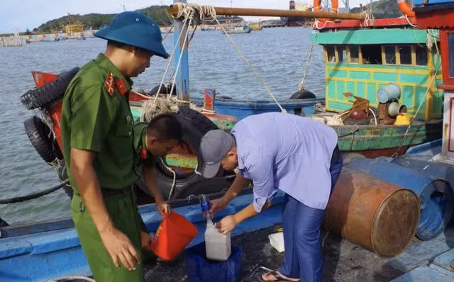 Bắt 2 tàu cá chở hơn 7.000 lít dầu không có giấy tờ hợp pháp -0