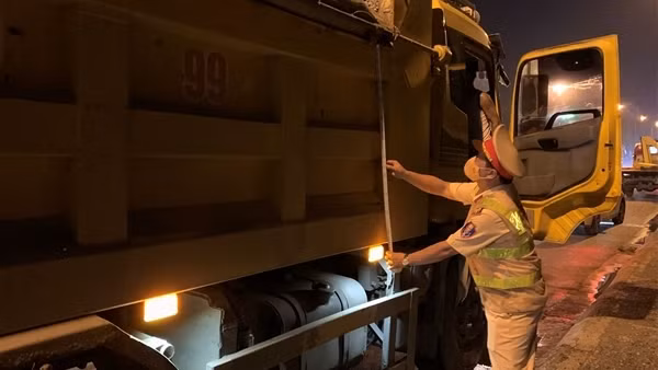 Một tháng ra quân, CSGT Thừa Thiên-Huế xử lý hàng nghìn trường hợp vi phạm ảnh 5