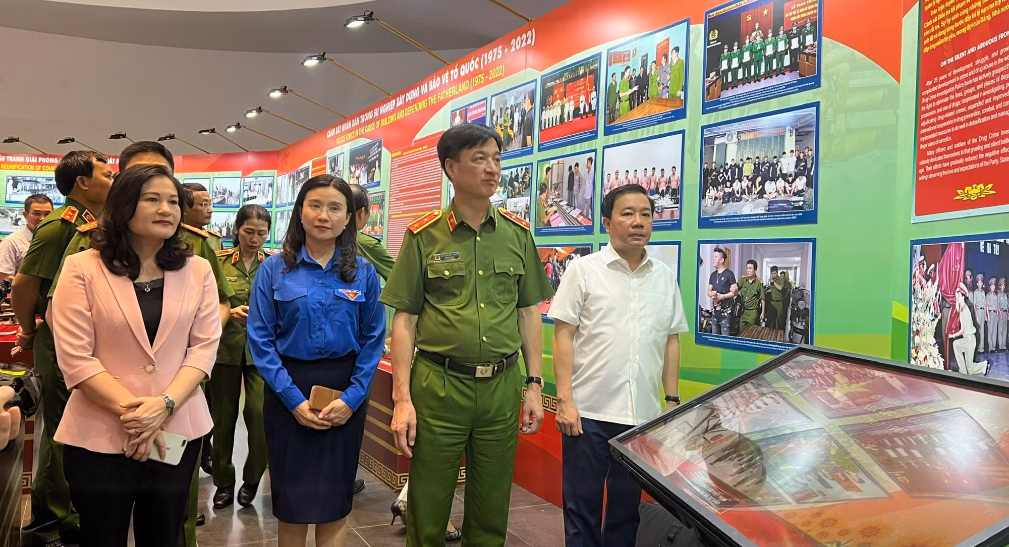 Trao giải cuộc thi viết về CSND và triển lãm “Cảnh sát Việt Nam mưu trí, dũng cảm, vì nước, vì dân quên thân phục vụ” -0