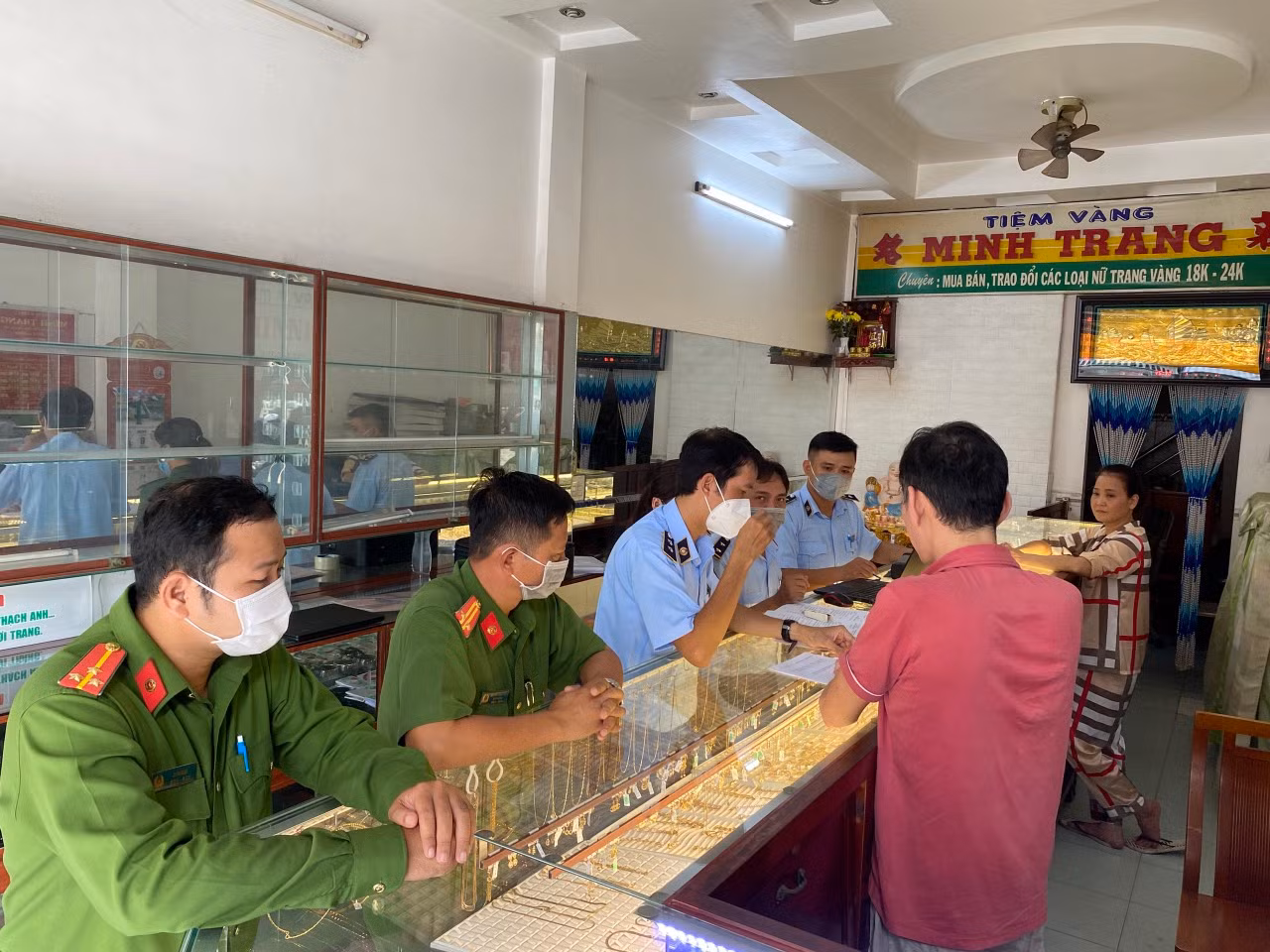 2 tiệm vàng ở Kiên Giang kinh doanh sản phẩm nghi chế tác từ ngà voi -1