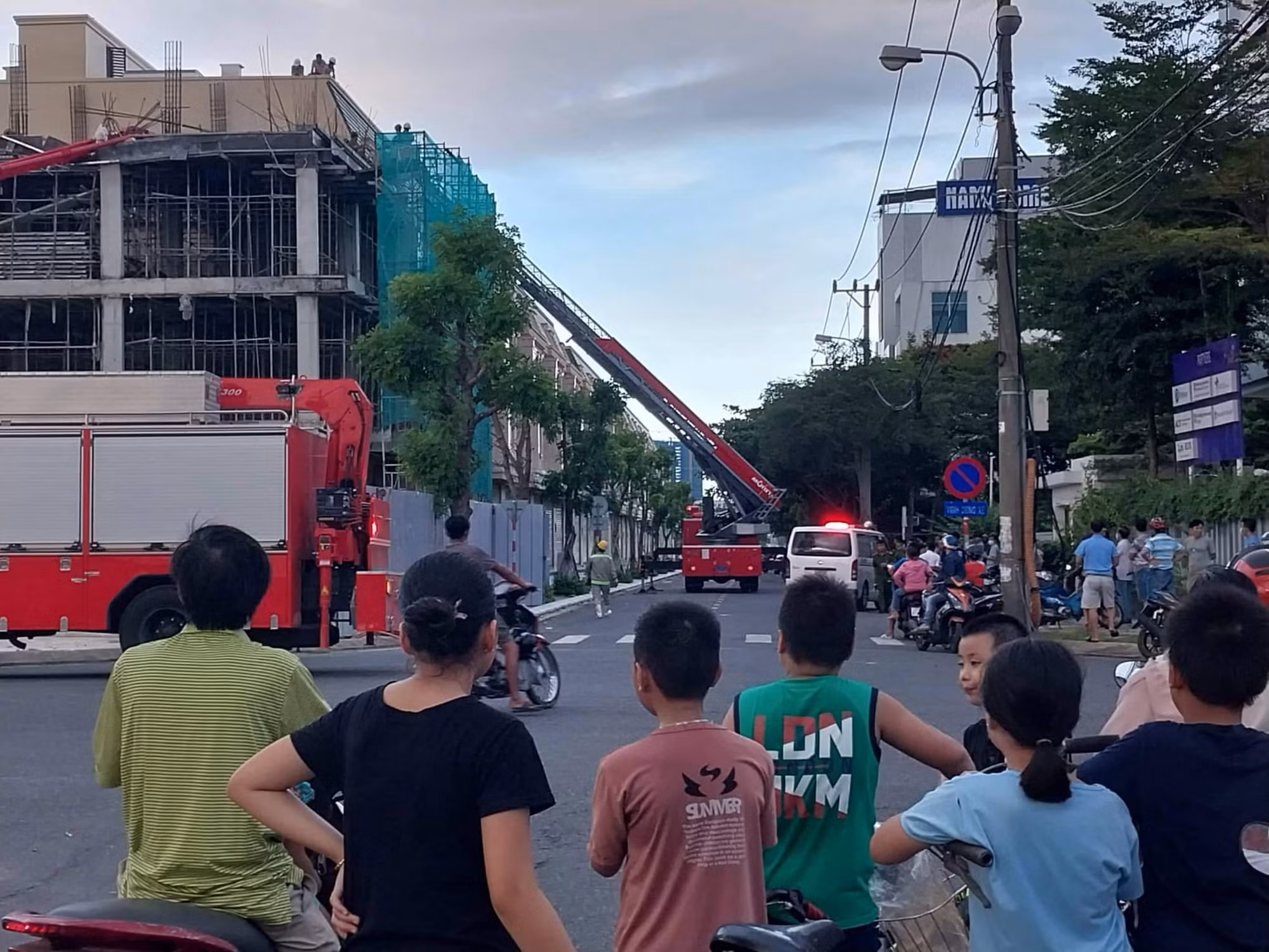 Đà Nẵng: Cần cẩu bơm tông tầng mái bất ngờ gãy sập, 3 công nhân thương vong -0
