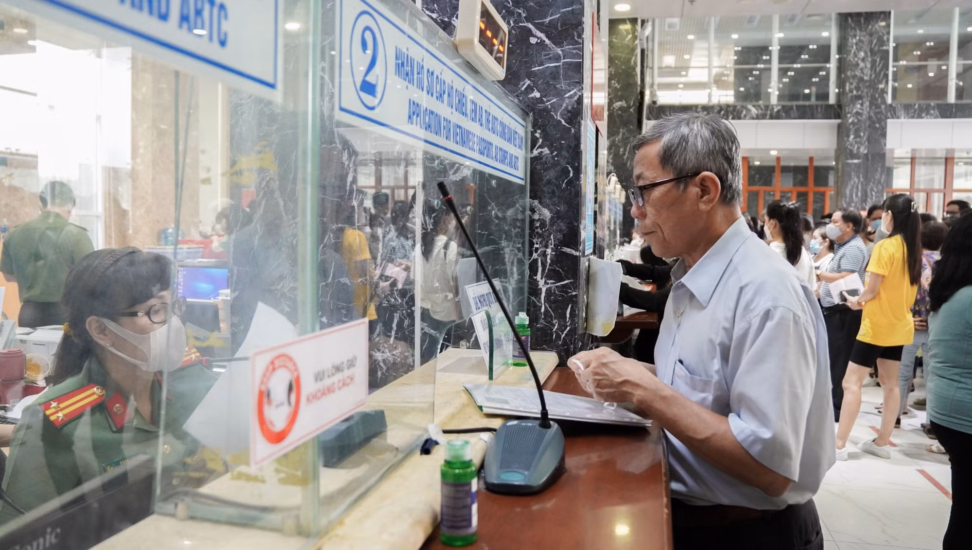 Tăng cường làm cả ngày nghỉ để cấp hộ chiếu phổ thông mẫu mới -0