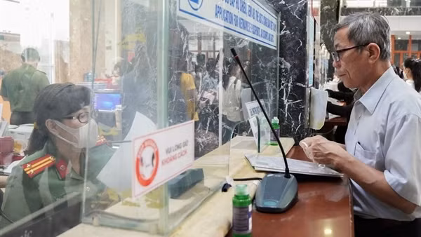 Tăng cường làm cả ngày nghỉ để cấp hộ chiếu phổ thông mẫu mới