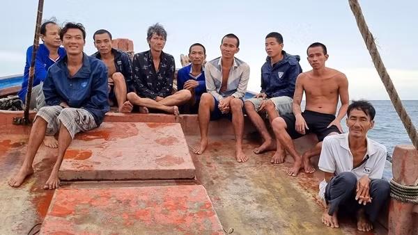 Kịp thời ứng cứu nhiều ngư dân gặp nạn trên biển vì sóng to, gió lớn