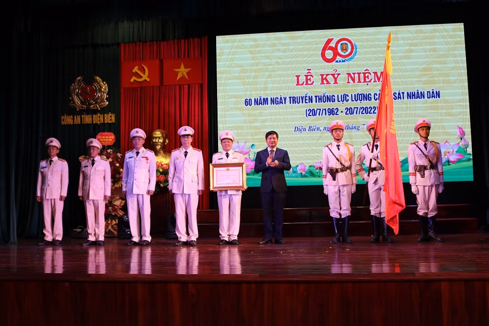 đc lê thành đô, chủ tịch ubnd tỉnh trao hccc hạng nhì cho công an huyện điện biên.jpg -0