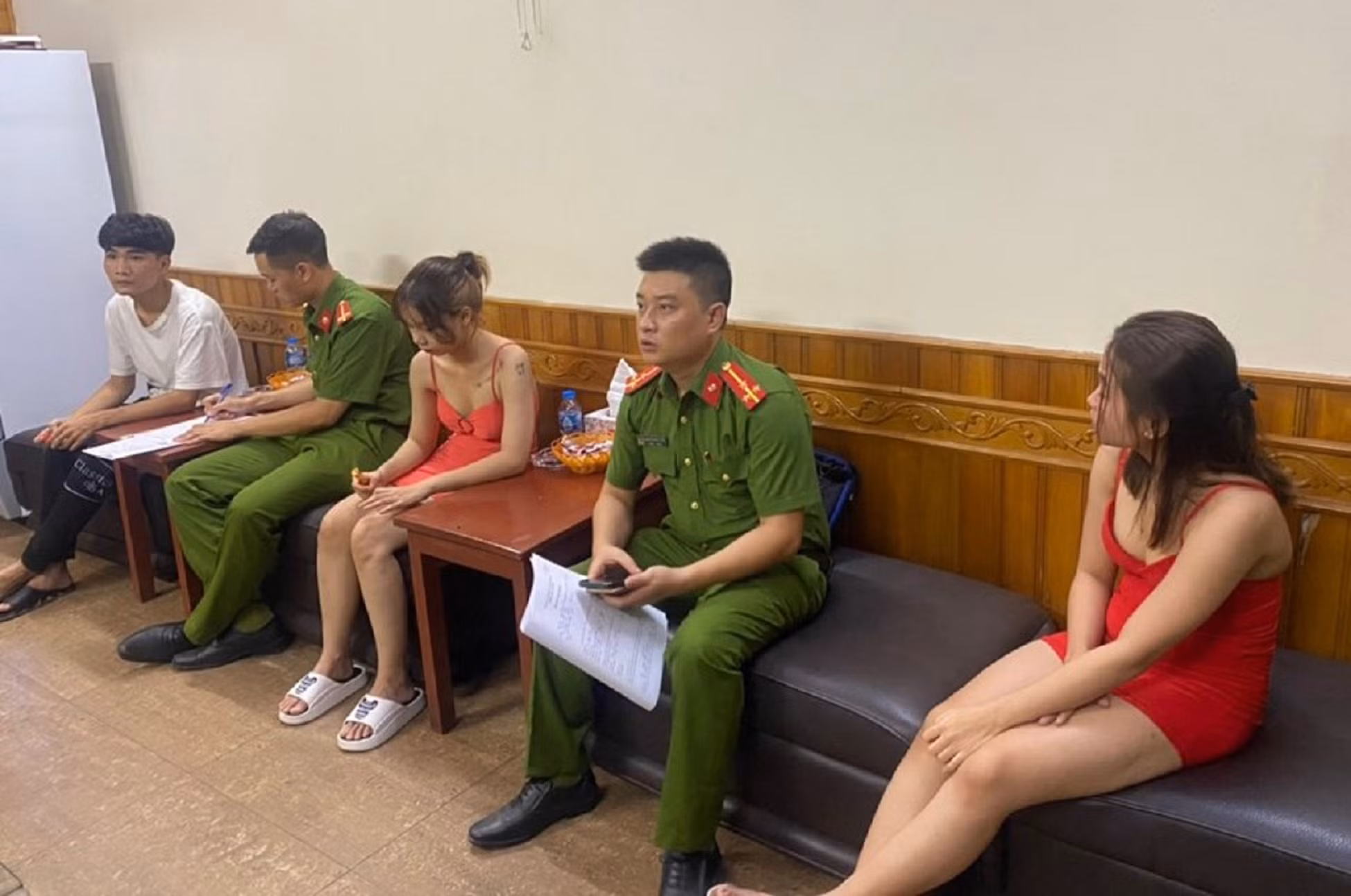 Phát hiện nhiều nhân viên và khách khỏa thân trong phòng massage -0