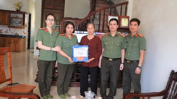 Trường Cao đẳng ANND I tặng quà, tri ân gia đình người có công