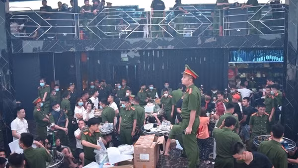 Phát hiện 224 "dân bay" trong quán bar có ma tuý, bóng cười