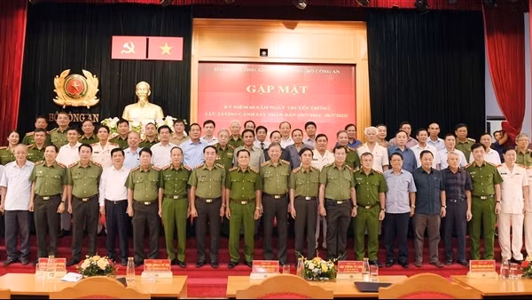 Cảnh sát nhân dân Việt Nam: “Mưu trí, dũng cảm, vì nước, vì dân quên thân phục vụ” ảnh 4