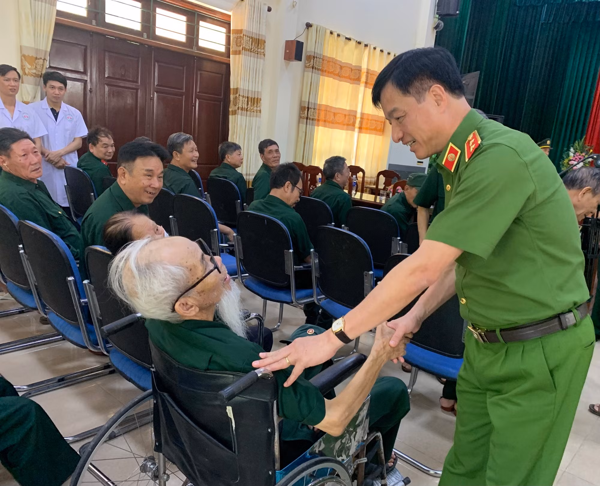 Thứ trưởng Nguyễn Duy Ngọc thăm, trao quà Trung tâm điều dưỡng thương binh Duy Tiên và Kim Bảng -0