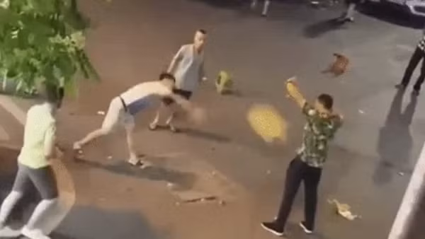 Làm rõ, xử lý nghiêm nhóm thanh niên xô xát với người nước ngoài ở phố cổ