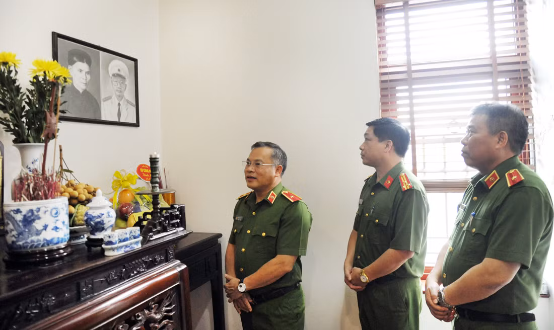 Thứ trưởng Nguyễn Văn Long thăm các gia đình cố lãnh đạo Bộ Công an -0