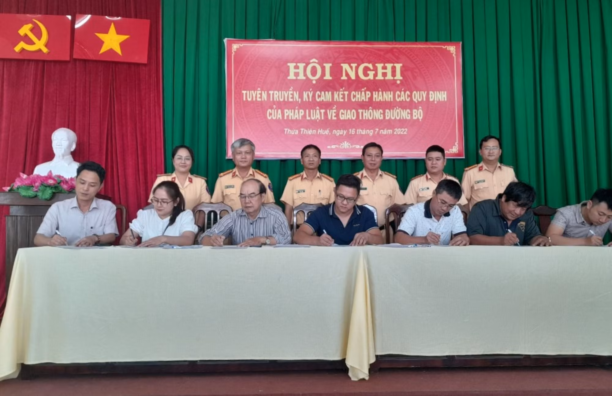 Nhiều doanh nghiệp vận tải ký cam kết chấp hành nghiêm Luật Giao thông đường bộ -0