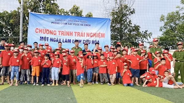 Giúp học sinh trải nghiệm “Một ngày làm lính cứu hỏa”