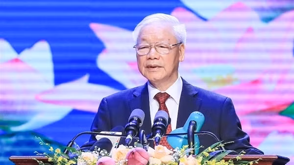 "Tình nghĩa Việt-Lào sáng hơn trăng rằm, thơm hơn đóa hoa nào thơm nhất"