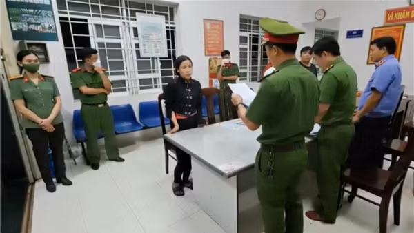 Người phụ nữ "giằng co với cháu bé 11 tuổi" bị bắt vì tội lừa đảo