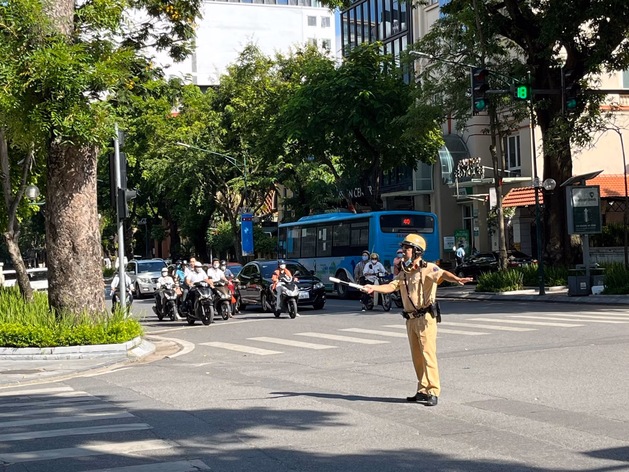 CSGT Hà Nội tổ chức phân luồng 2 chiều trên phố Quang Trung -0