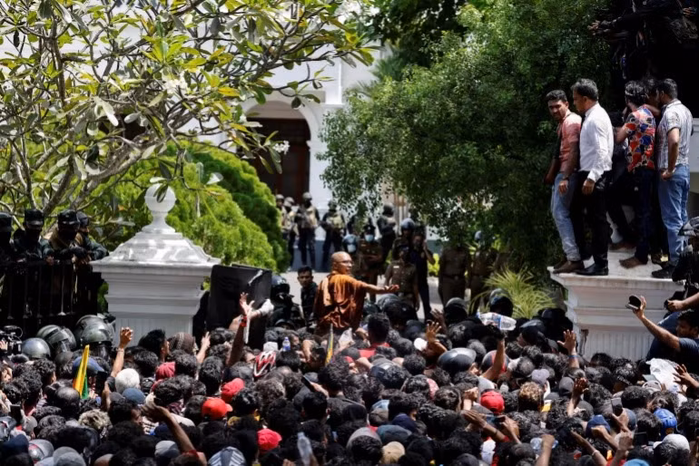 Người biểu tình Sri Lanka chiếm Văn phòng Thủ tướng - 1