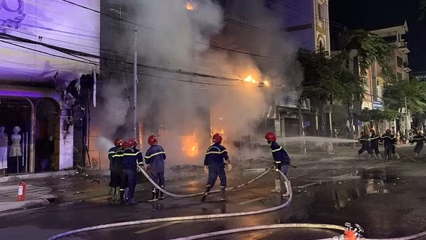 Hai căn nhà liền kề bốc cháy dữ dội trong đêm