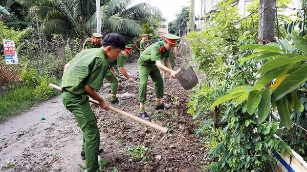 Sinh viên an ninh "3 cùng” với dân trong chiến dịch Mùa hè xanh ảnh 4