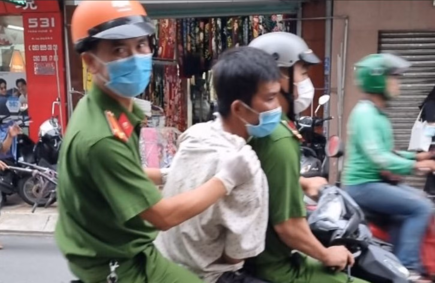 Nữ du khách cảm kích khi nhận lại tài sản từ Công an phường -0
