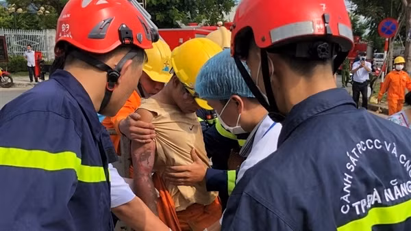 Cảnh sát cứu công nhân bị điện giật, mắc kẹt trên trụ điện trung thế