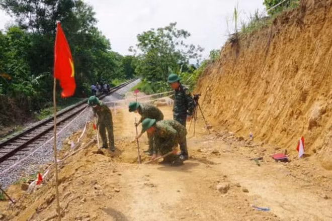 Phát hiện quả bom còn nguyên ngòi nổ cạnh đường ray tàu hoả -0