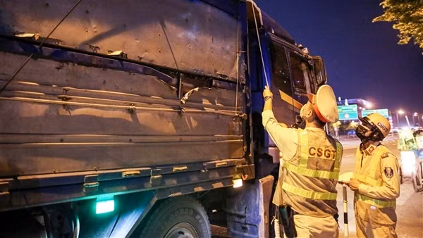 Xuyên đêm cùng CSGT "săn" quá tải, quá khổ