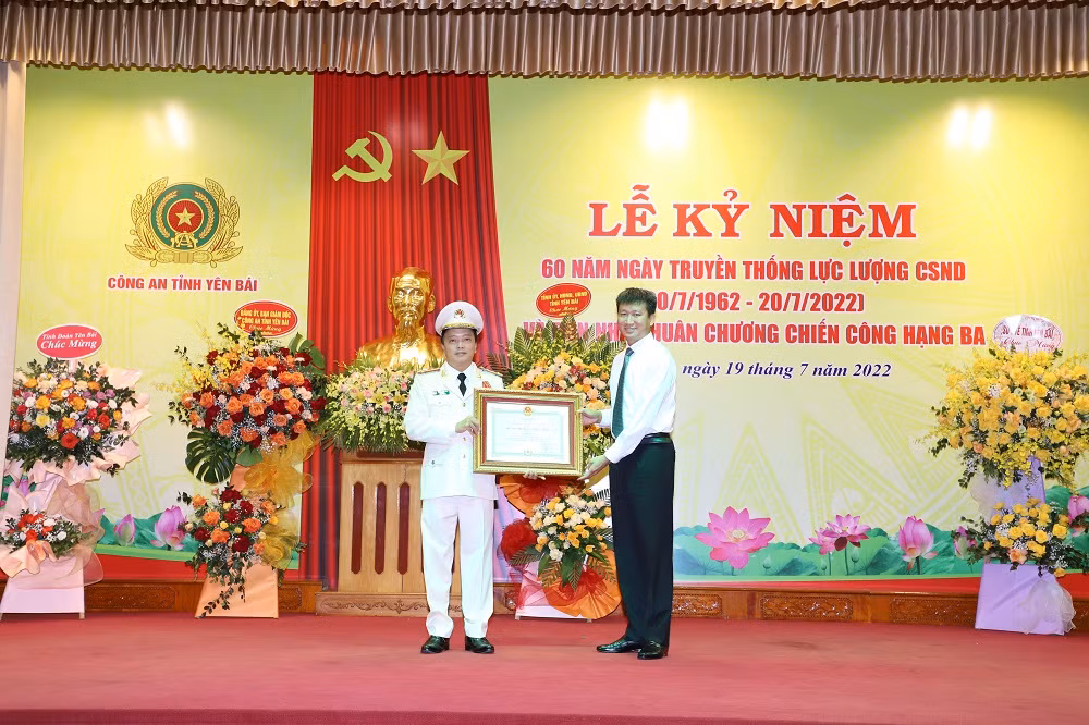 Công an tỉnh Yên Bái đón nhận Huân chương Chiến công hạng Ba -0