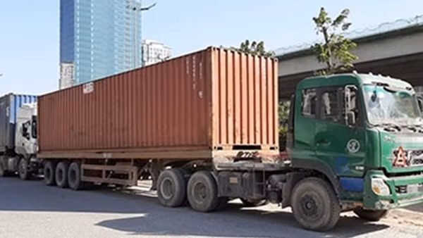 Tạm giữ “con nghiện” dùng xe tải chở bia lậu