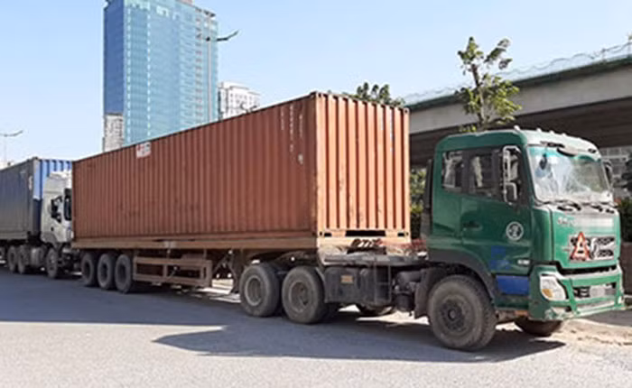Tạm giữ “con nghiện” dùng xe tải chở bia lậu -0