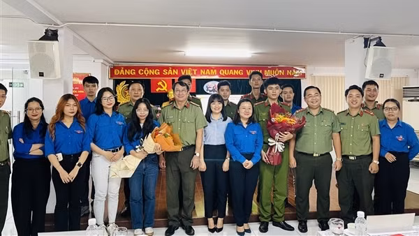 Tuổi trẻ Công an TP Hồ Chí Minh hỗ trợ, hướng dẫn người dân làm hộ chiếu mới