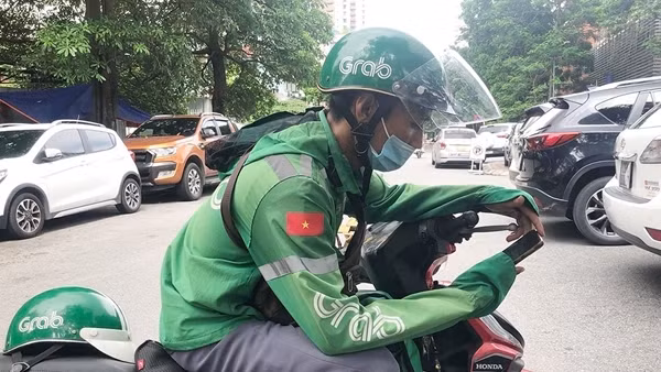 Việc thu "phụ phí nắng nóng" của Grab có hợp lý?
