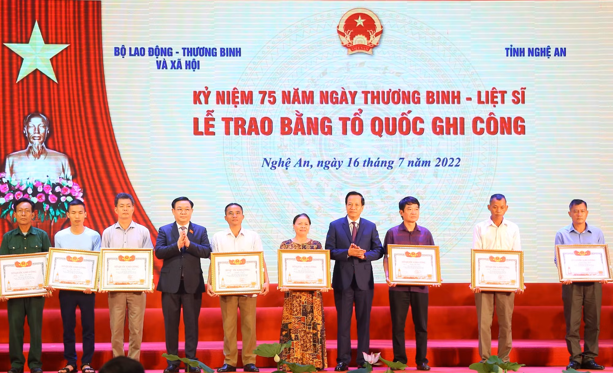 chủ tịch quốc hội vương đình huệ và bộ trưởng bộ lđ, tb &xh đào ngọc dung trao bằng tổ quốc ghi công năm 2022 cho các thân nhân liệt sỹ. trong ảnh có thân nhân gia đình liệt sỹ nguyễn tuấn minh.jpg -0