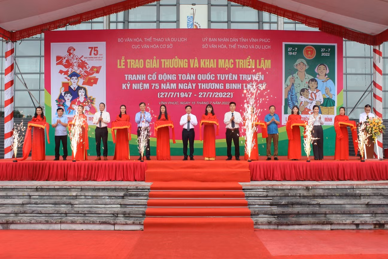 Trao giải cuộc thi sáng tác và khai mạc triển lãm tranh cổ động tấm lớn -0