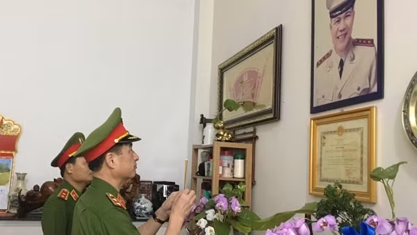 Dâng hương tưởng nhớ cố lãnh đạo Bộ Công an ảnh 6