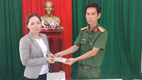 Công an trao lại túi xách do 3 nữ sinh nhặt được cho người đánh rơi