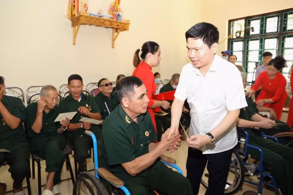 Thứ trưởng Nguyễn Duy Ngọc thăm, trao quà Trung tâm điều dưỡng thương binh Duy Tiên và Kim Bảng -0