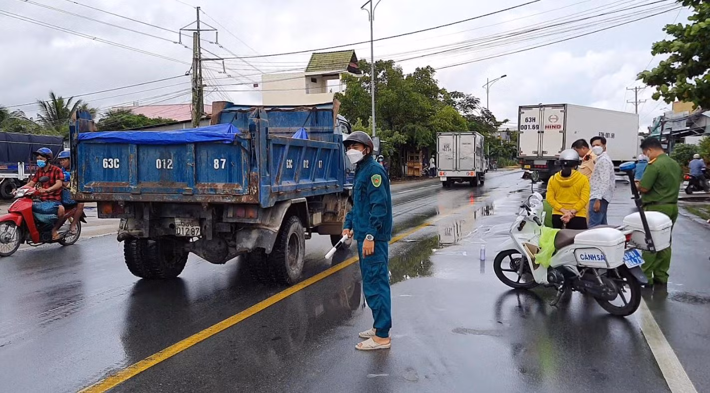 Xe máy lấn đường tông trực diện vào xe tải, người đàn ông tử vong tại chỗ -0