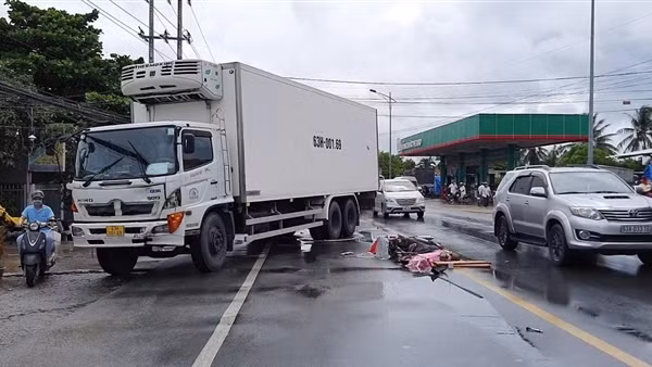 Xe máy lấn đường tông trực diện vào xe tải, người đàn ông tử vong tại chỗ