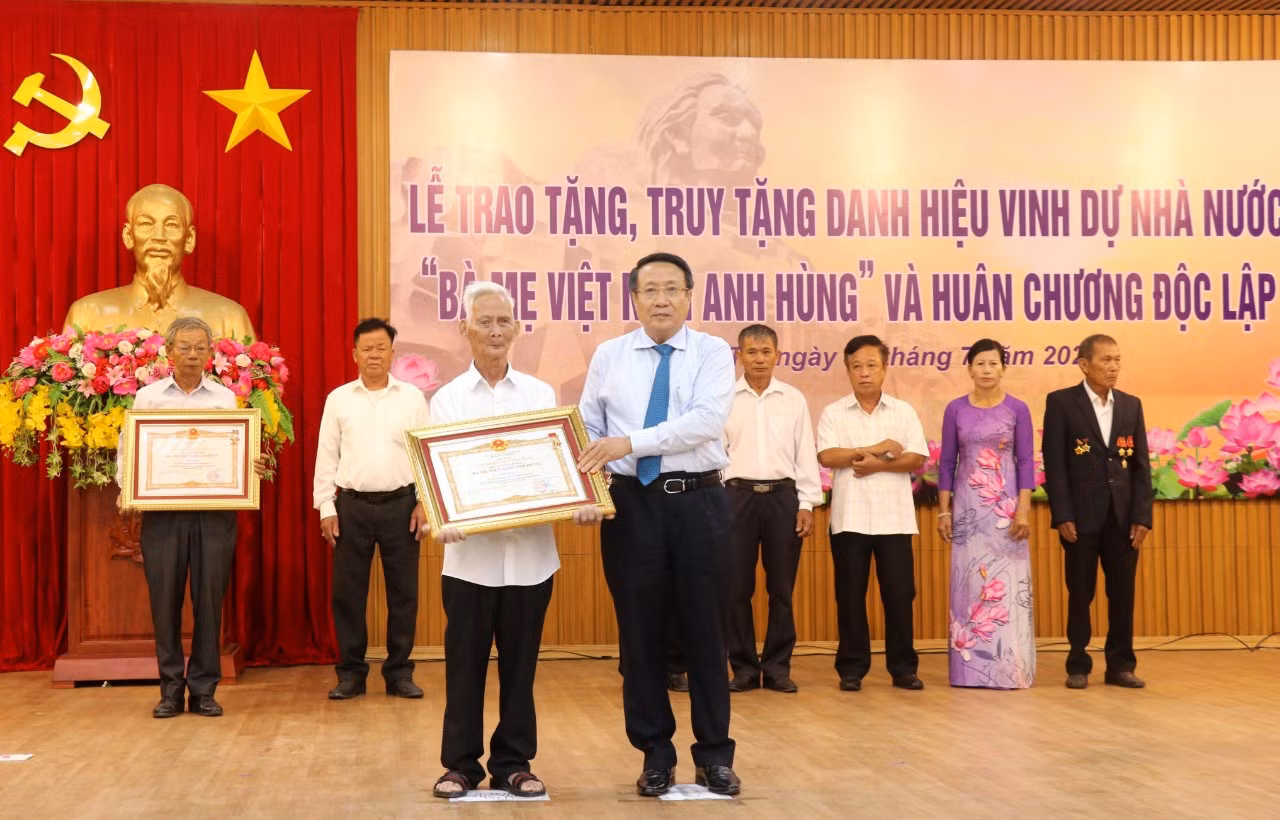 Trao tặng và truy tặng danh hiệu Mẹ Việt Nam Anh hùng cho 26 bà mẹ ở Quảng Trị -0